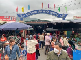 Image: Dog market is only open on Sundays in Ha Giang