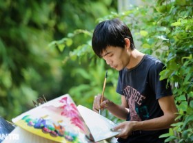 Image: Earn hundreds of dollars from instructing foreign to draw Hue’s ancient capital on conical hats