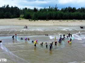 Image: Fishermen teamed up to go backward to pull a record catch of 4 tons of fish