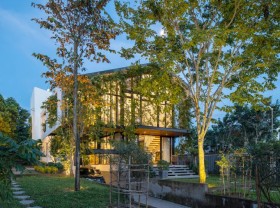 Image: Glass house in the middle of trees
