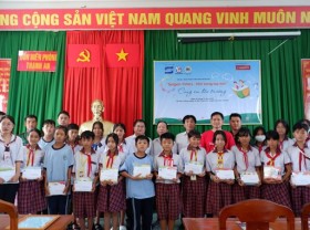 Image: Disadvantaged island students receive Agribank-funded scholarships