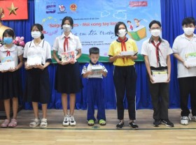 Image: Saigon Times Group, Agribank present scholarships to poor students in HCMC