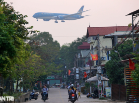 Image: Living under flights
