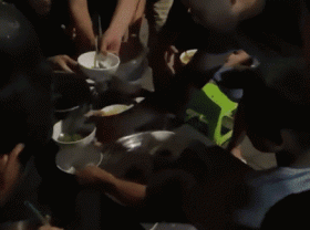 Image: The most difficult cake to buy in Hue: Just 10 minutes to finish the order, customers have to hold their bowls and wait