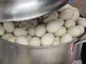 Image: The popular floating duck egg shop in District 3, Ho Chi Minh City sells thousands of eggs every day