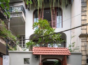 Image: The three-domed house is like a shelter