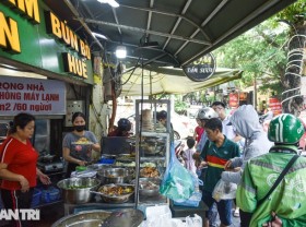 Image: Western broken rice restaurant only sells 7 hours a day, more than 700 servings in Hanoi