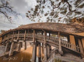 Image: Admire the most beautiful and ancient 500-year-old tile bridge in Vietnam