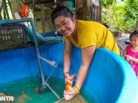 Image: Bachelors quit their jobs to raise fish “giants” and earn hundreds of millions of dong