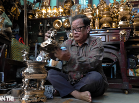 Image: Earn millions of dongs of every day during Tet by polishing copper urns