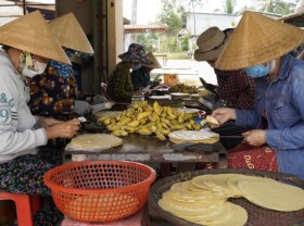 Image: Hundred-year-old puff pastry village in Tet season