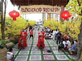 Image: Many check-in points at the walking street of Sam Mountain Cable Car tourist area
