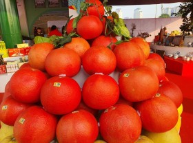 Image: Red pomelos like lipstick cost 150 thousand VND / fruit down the street, and extremely toxic goods attract customers