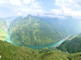 Image: Surfing to discover the beauty of the most unique canyon in Vietnam