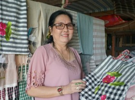 Image: The hundred-year-old bandana weaving village in the West