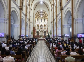 Image: Christmas Mass at Notre Dame Cathedral