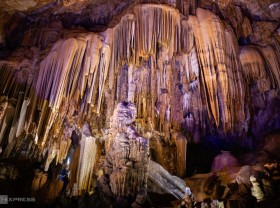 Image: Crystal stalactites, jade lake in Thoòng valley