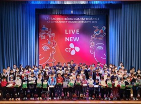 Image: CJ Group presents scholarships to disadvantaged students in Lam Dong