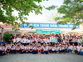 Image: CTBC Bank hands over library to primary school in HCMC