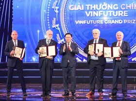 Image: Five scientists who invented Internet win US$3-million VinFuture prize