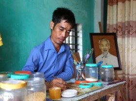 Image: The disabled man turns inanimate rice grains into million-dong paintings
