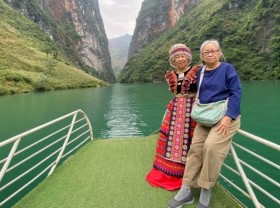 Image: U70 couple conquered Ha Giang steep pass, Lung Cu flagpole received a storm like