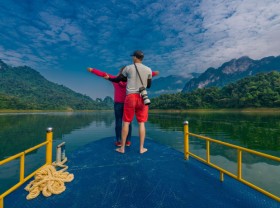Image: 64-year-old mother and son travel around Vietnam