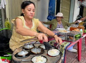 Image: 70 years old squid cake shop in Nha Trang