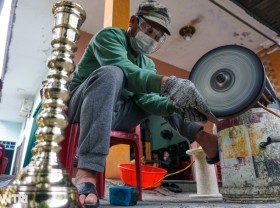 Image: Bend your back to sit “covered in gold” with ceremonial items, earn millions to spend on Tet