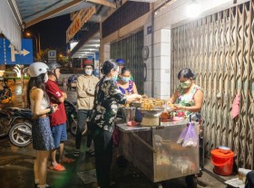 Image: Bread cart has existed for 30 years in Can Tho with a unique name, sold by 5 “sisters” who are close neighbors.