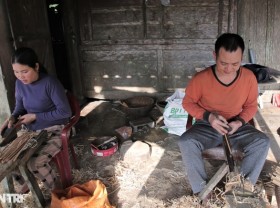 Image: Expensive during Tet, “artisan” making areca chopsticks is busy until late
