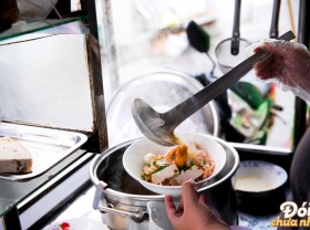 Image: Filled with delicious food at the dining alley 284 Le Van Sy, where the famous honey tofu truck was once