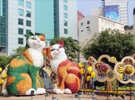 Image: Cat statues found everywhere at Tet