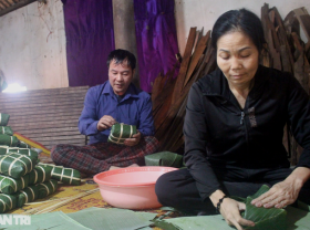 Image: Near Tet, the village of Banh Chung makes people forget to eat and sleep