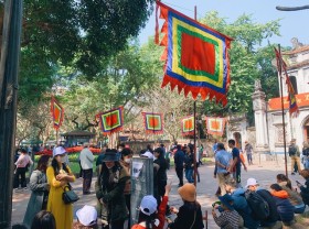 Image: People in Hanoi take advantage of the ‘race’ to travel to spring for the rest of the Tet and 7th days, but many places are still crowded.