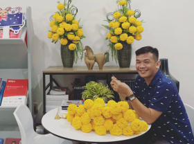 Image: The guy crocheted wool into all kinds of flowers, selling a few million dongs a pot on the Tet holiday
