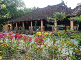 Image: 100-year-old old house in the middle of the island