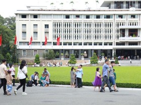 Image: HCMC extends hotline service to serve tourists