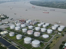 Image: Industry minister checks troubleshooting at Nghi Son oil refinery