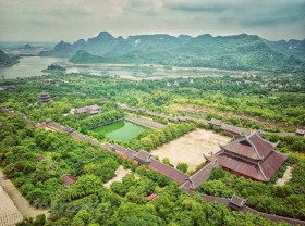 Image: Ninh Binh welcomes over 100,000 tourists during New Year holiday