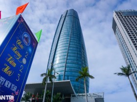Image: Da Nang reveals the New Year’s mascot on the street