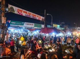 Image: Flower market on the 28th of Tet is crowded with people
