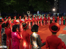Image: Full of people visit Nguyen Hue flower street