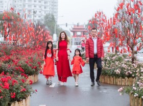 Image: Hanoians wear Ao Dai to the Spring Flower Festival