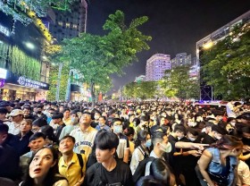 Image: In the midst of fireworks to welcome 2023, the people of Ho Chi Minh City wish each other a ‘peaceful new year!’