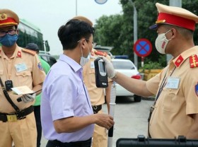 Image: Police impose stiff penalties on drink driving at Tet