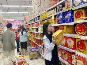 Image: Shoppers swarm stores as Tet comes