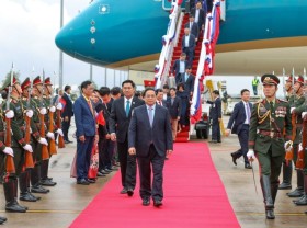 Image: Vietnamese PM begins official visit to Laos