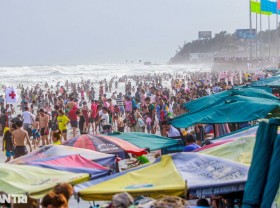 Image: People flock to the sea in the Tau region on the 4th day of the Lunar New Year