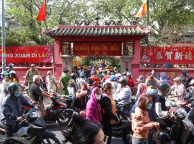 Image: Praying together, pouring oil on the jade emperor’s body